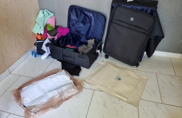 Paraguaia é presa tentando embarcar com cocaína escondida em malas no aeroporto de Foz do Iguaçu