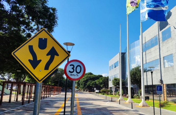 Paralelo à revitalização da rua Paraguai, Santa Helena reabre via em frente à prefeitura