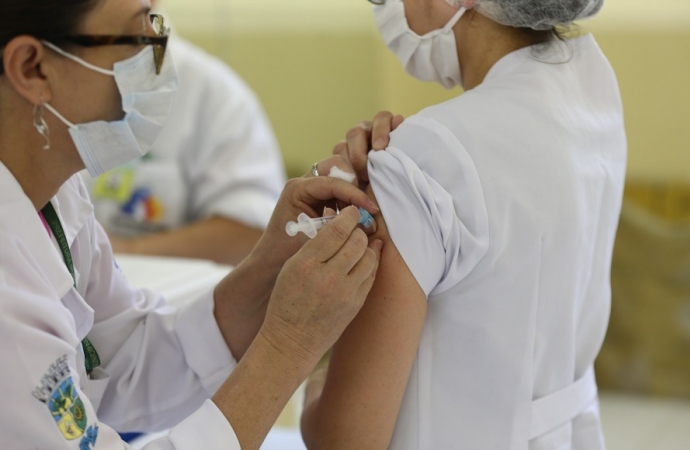 Paraná passa de 4,5 milhões de doses aplicadas, com 66,7% do grupo prioritário vacinado