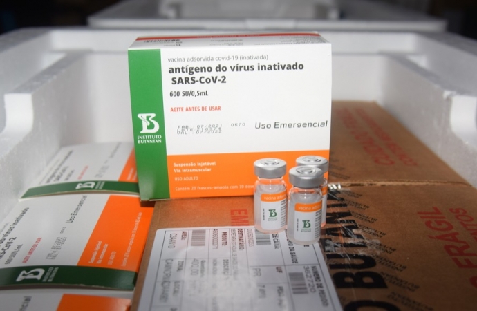 Paraná recebe nesta sexta-feira mais 325.660 doses de vacinas contra a Covid-19