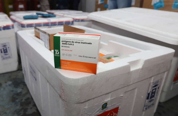 Paraná recebe neste sábado mais 240.980 doses de vacinas contra Covid-19