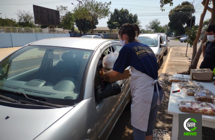 Paróquia Santo Antônio celebra sucesso do almoço drive-thru em Santa Helena