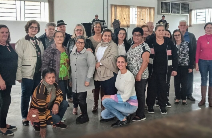 Participantes do projeto ‘Academia da Saúde’ recebem visita do Clube da Terceira Idade de Serranópolis