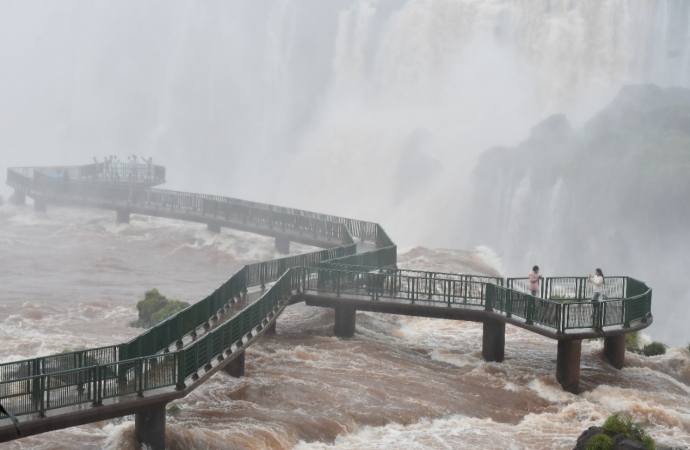 Passarela das Cataratas é interditada por causa da cheia nesta sexta (3)