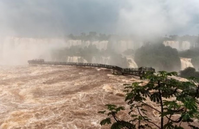 Passarela próxima às quedas das Cataratas do Iguaçu é liberada; fluxo permanece acima da média