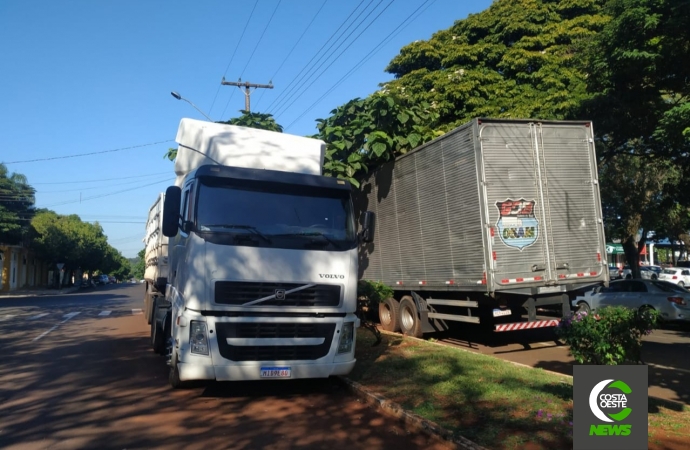 Pátio da delegacia de Santa Helena está superlotado de veículos; carretas em via pública atrapalham o trânsito