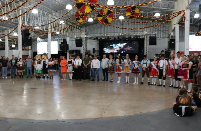Pato Bragado atrai milhares de pessoas na 23ª Oktoberfest