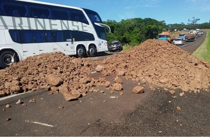 Pedras são colocadas sobre parte da BR 277 em Céu Azul