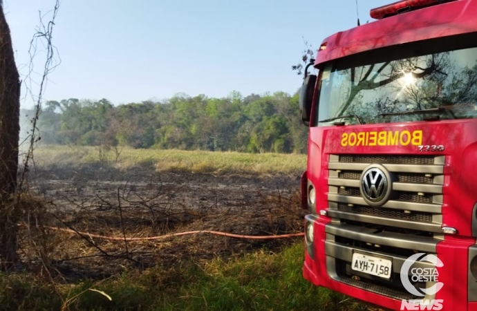 Pela terceira vez na semana, Bombeiros e Defesa Civil combatem incêndio na Linha União, em Santa Helena