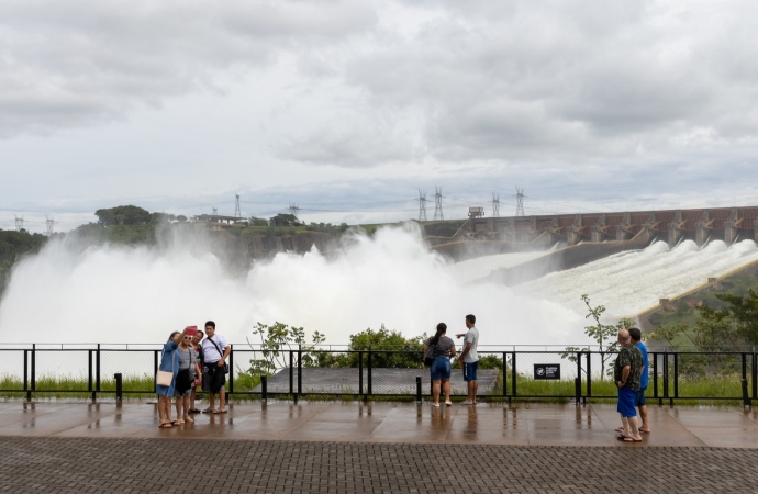 Pelo segundo domingo consecutivo, usina de Itaipu abre duas calhas do vertedouro