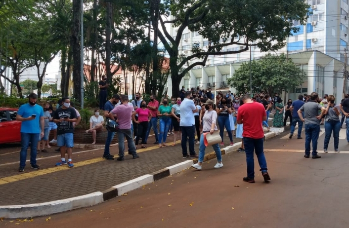 Pequenos empresários protestam contra fechamento de comércio