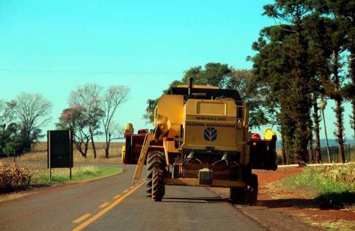 Período de colheita do milho requer mais atenção de condutores nas rodovias