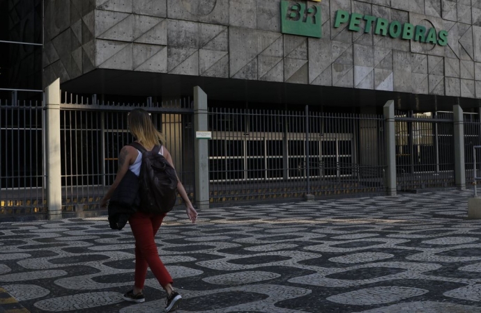 Petrobras retoma programa de estágios com bolsa-auxílio de R$ 1,8 mil
