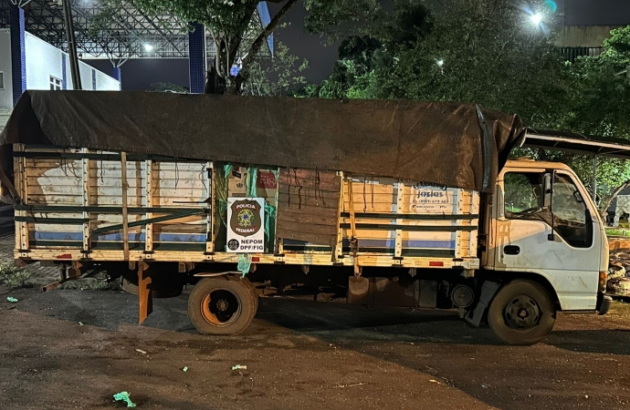 PF apreende caminhão transportando caixas de cigarros contrabandeados em São Miguel do Iguaçu