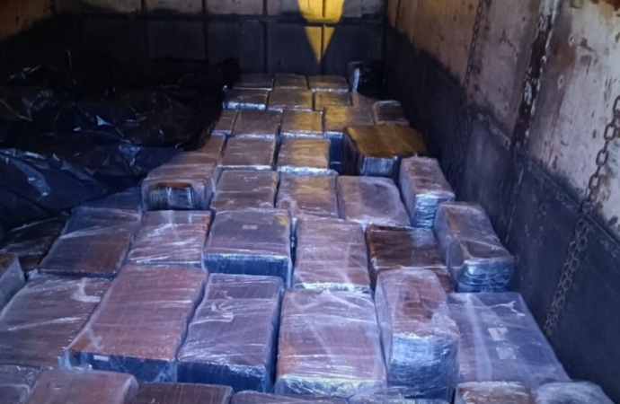 PF apreende carreta com 1600 kg de maconha em Céu Azul/PR