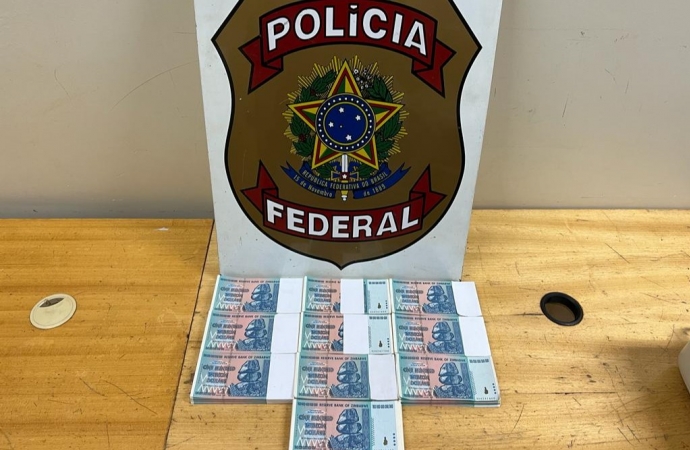 PF apreende centenas de cédulas estrangeiras do Zimbábue ocultas com um passageiro paraguaio