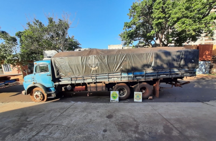 PF apreende cigarros e caminhão em Santa Helena