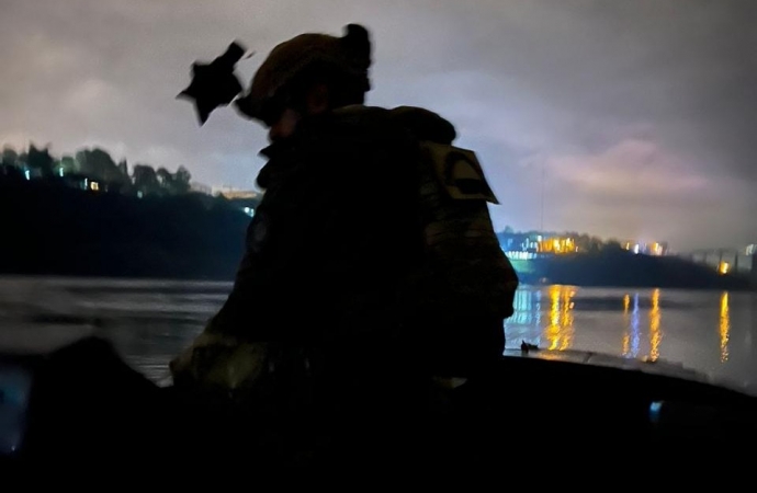 PF apreende dois barcos com mercadorias contrabandeadas do Paraguai no rio Paraná
