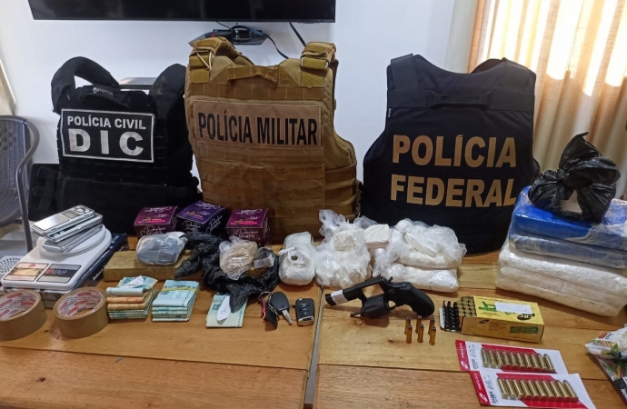 PF apreende drogas, armas e produtos contrabandeados em ônibus intermunicipal em Foz do Iguaçu