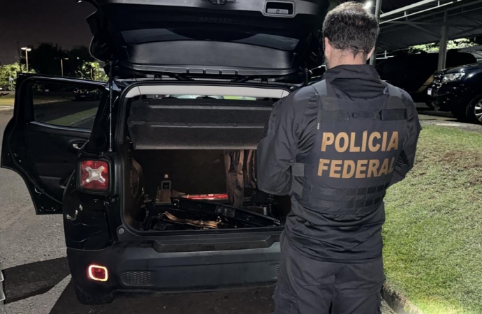 PF apreende veículo com dezenas de aparelhos celulares em fundo falso