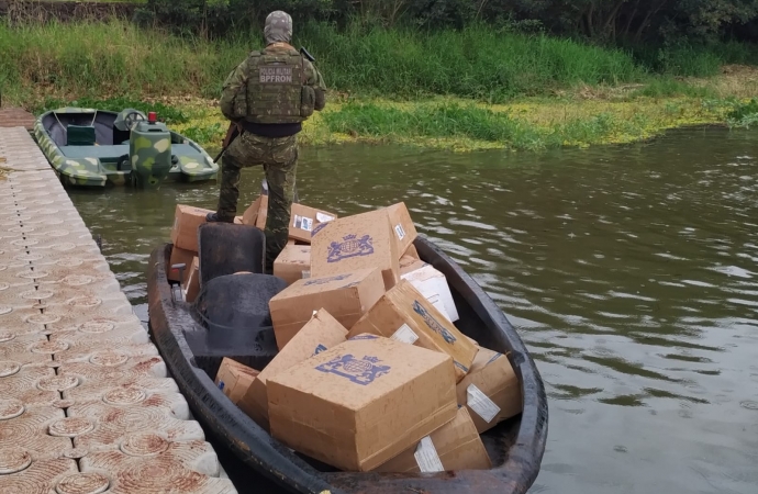 PF e BPFron apreendem embarcação com cigarros em Entre Rios do Oeste