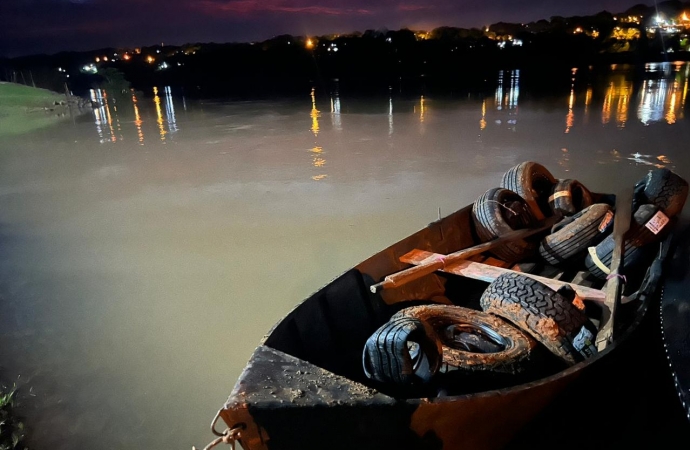 PF e BPFRON apreendem embarcação com dezenas de pneus contrabandeados em Foz do Iguaçu