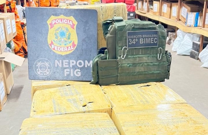 PF e Exército apreendem embarcação com 600kg de maconha no lago de Itaipu