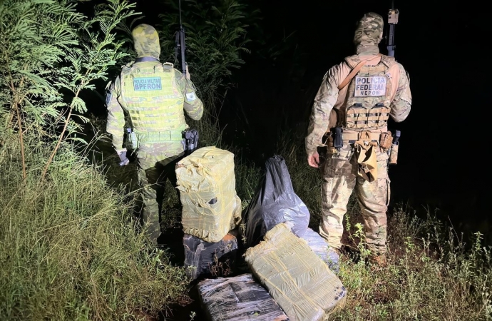 PF e Pm apreendem 185kg de maconha na margem do Rio Paraná em Foz do Iguaçu