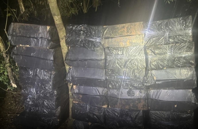 PF e PM apreendem 200 caixas de cigarros contrabandeados na área rural de Itaipulândia