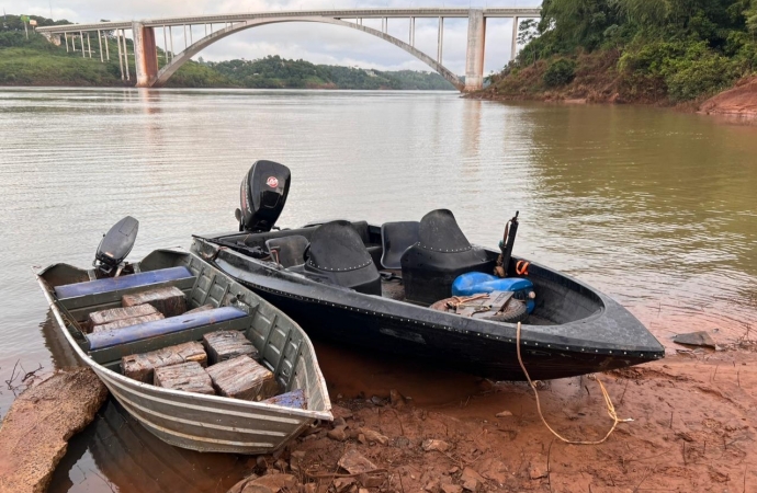 PF e PM apreendem embarcação à deriva com fardos de maconha no Rio Paraná.
