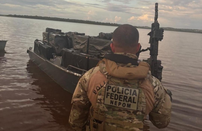 PF e PM interceptam embarcação com cigarros contrabandeados em São Miguel do Iguaçu