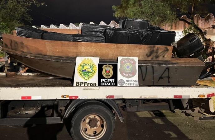 PF, PC e PM apreendem embarcação com aproximadamente 50 caixas de cigarros contrabandeados em Itaipulândia
