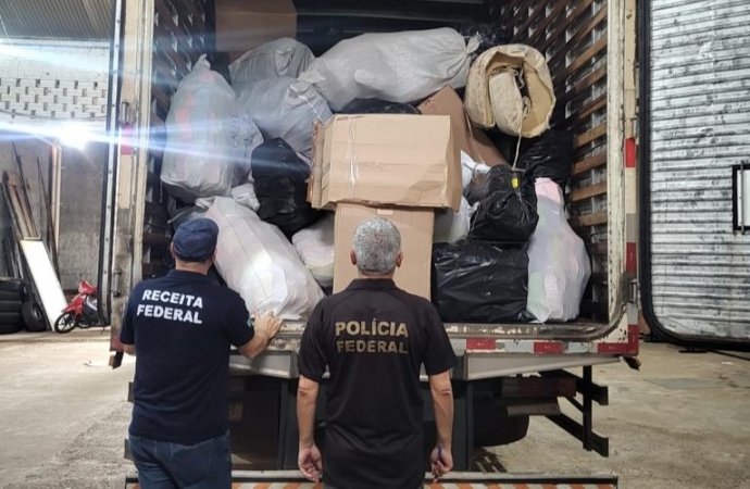 PF prende 4 pessoas em flagrante e fecha depósito ilegal de calçados falsificados
