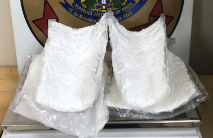 PF prende casal com 2,385 kg de cocaína no aeroporto internacional de Foz do Iguaçu