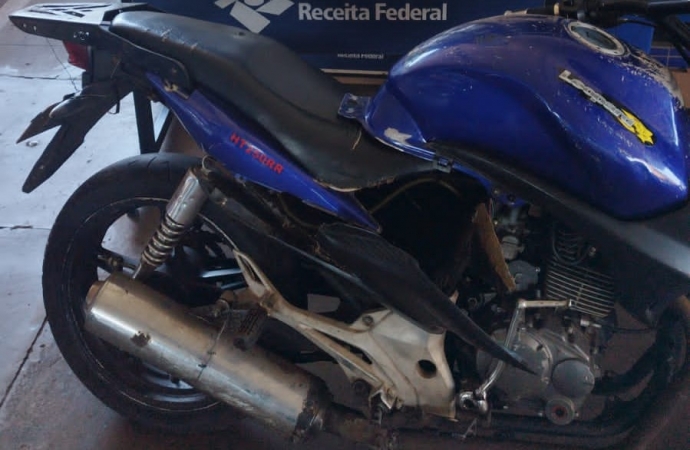 PF prende motorista de motocicleta com fundo falso contendo cigarros eletrônicos contrabandeados