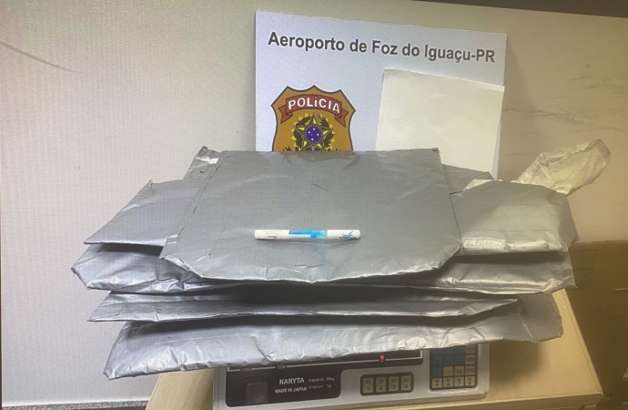 PF prende paraguaia com cocaína em fundo falso no aeroporto de Foz do Iguaçu