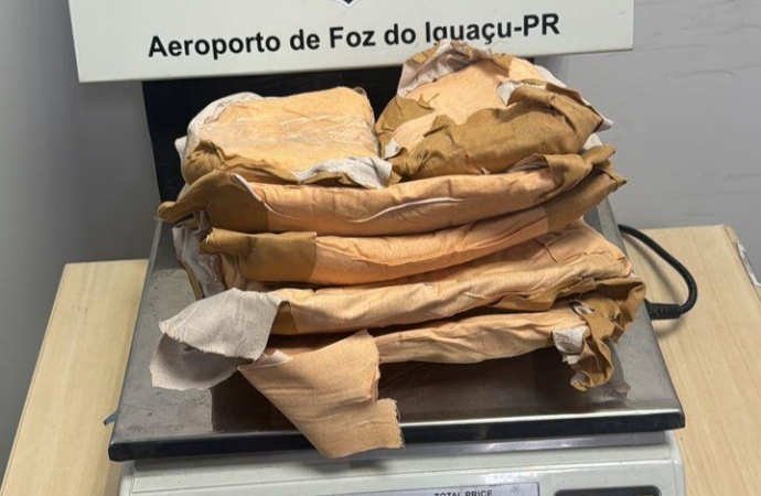 PF prende passageira com cocaína presa ao corpo no aeroporto de Foz do Iguaçu