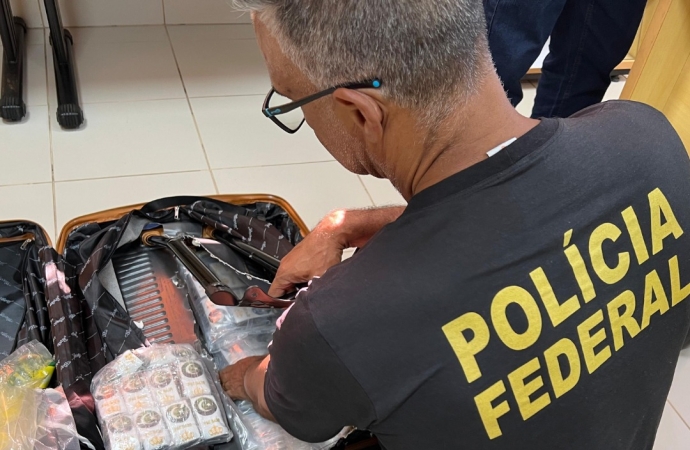 PF prende passageira com haxixe na rodoviária internacional de Foz do Iguaçu