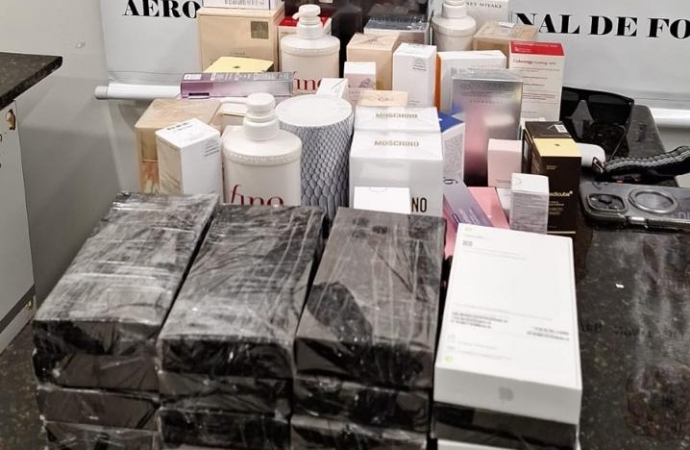 PF prende passageiro com carga de celulares e perfumes descaminhados no aeroporto de Foz do Iguaçu