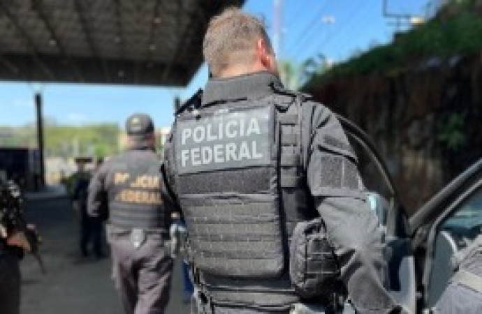 PF realiza extradição de foragido ligado à facção criminosa paulista