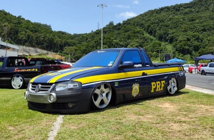 Picape caracterizada como viatura da PRF é apreendida em Balneário Camboriú