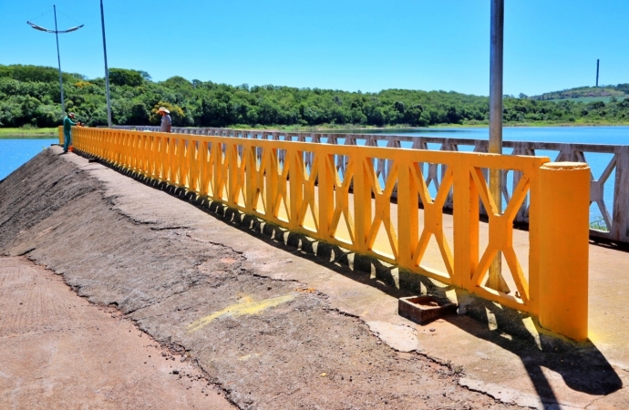 Píer do Balneário Jacutinga está recebendo pintura nova