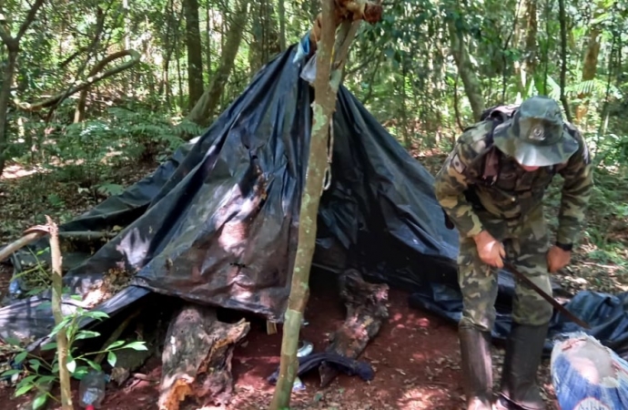 Polícia Ambiental destrói acampamentos dentro do Parque Nacional do Iguaçu em Serranópolis