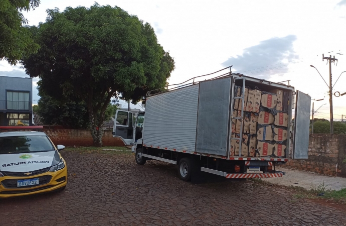 Polícia Militar apreende caminhão com 300 caixas de cigarro em Medianeira