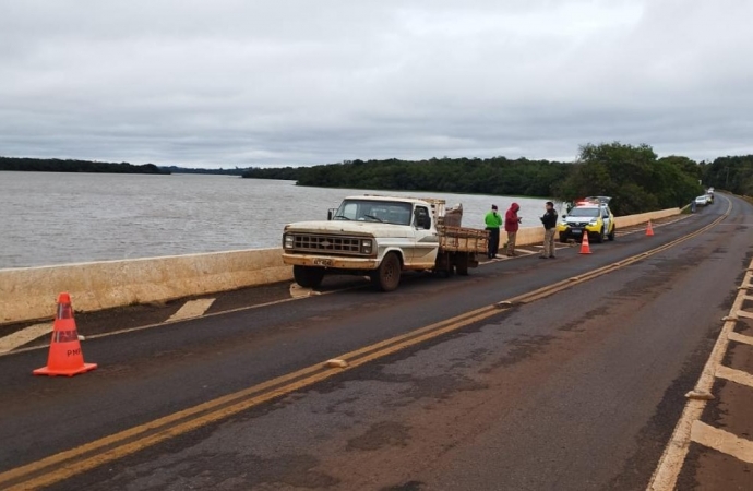Polícia Militar auxilia no controle do trânsito após acidente sobre ponte em Santa Helena