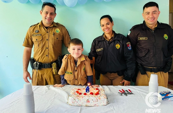 Fã da Polícia Militar, menino ganha farda de presente em Itaipulâdia