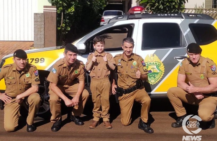 Menino fã da Polícia Militar de Missal recebe fardinha de presente