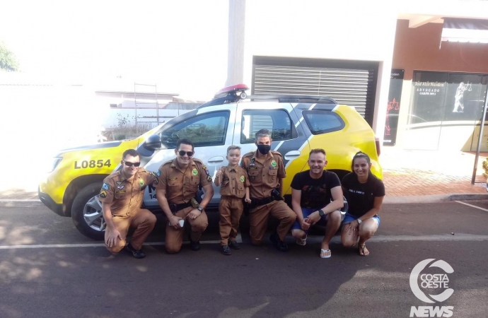 Polícia Militar de Missal entrega farda para fã mirim no dia de seu aniversário