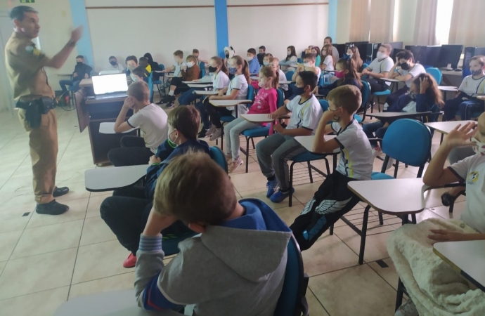 Polícia Militar de Missal realiza palestra sobre Bullying em escola