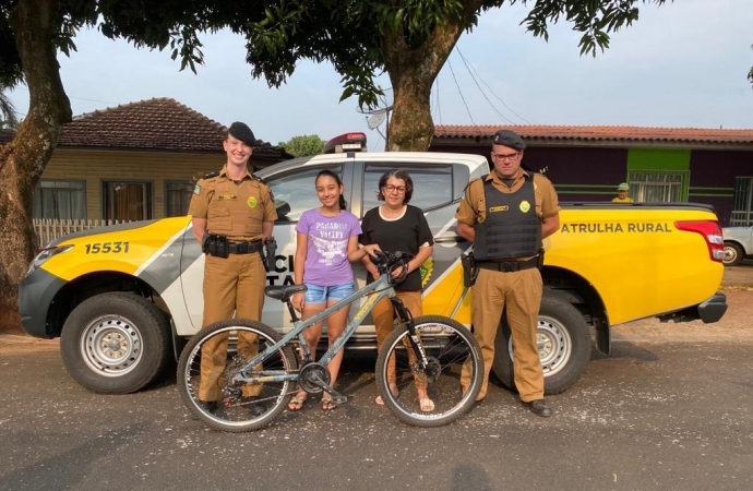 Polícia Militar de Santa Helena faz entrega oficial de bicicleta que havia sido furtada de aluna